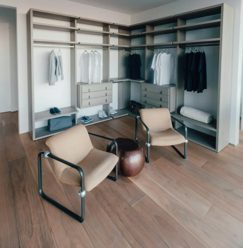 Komerční prostory typu showroom, kde byl před chvíli dokončen pravidelný úklid