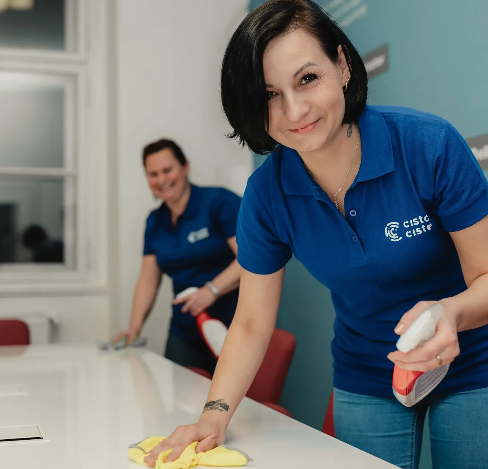 Úklid kanceláře dvěma pracovnicemi u zákazníka společnosti ČistoČistě.