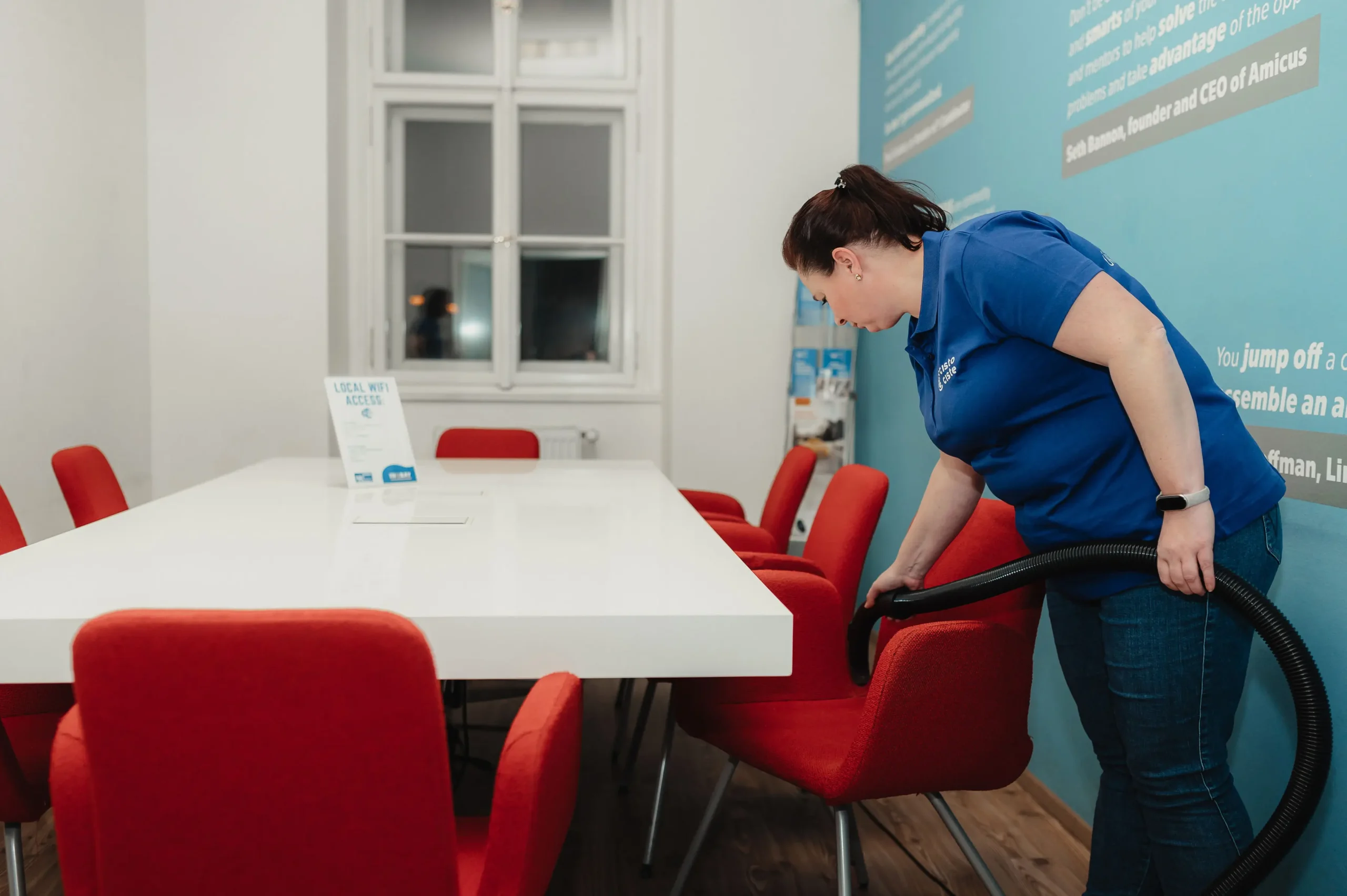 Úklidová služba ČistoČistě provádí hloubkové čištění nábytku v kanceláři