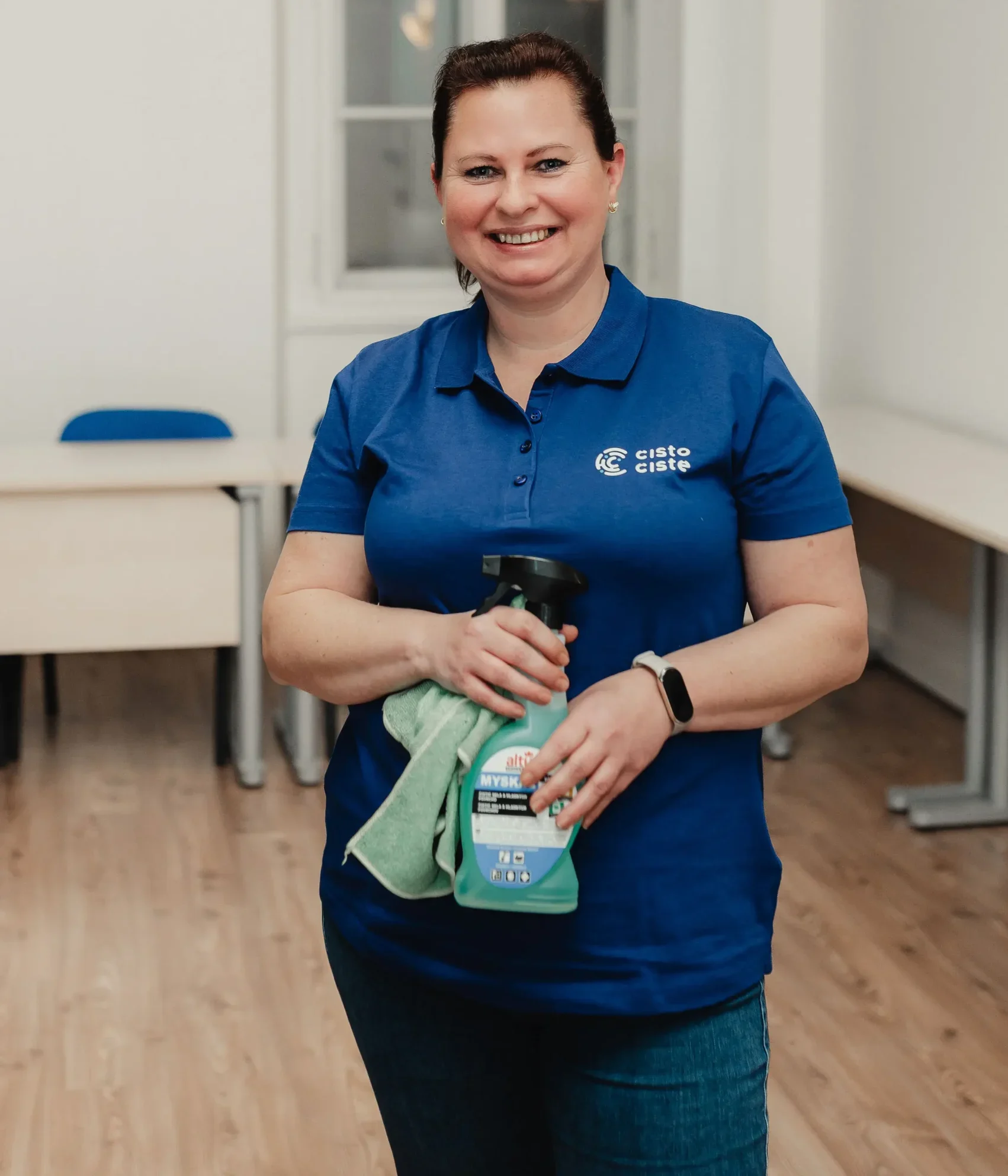 Čisté stoly po úklidu provedeném pracovnicí ČistoČistě v komerčních prostorách