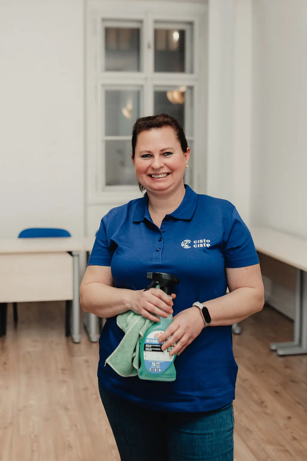 Usměvavá uklízečka firmy ČistoČistě poskytující úklid v Praze