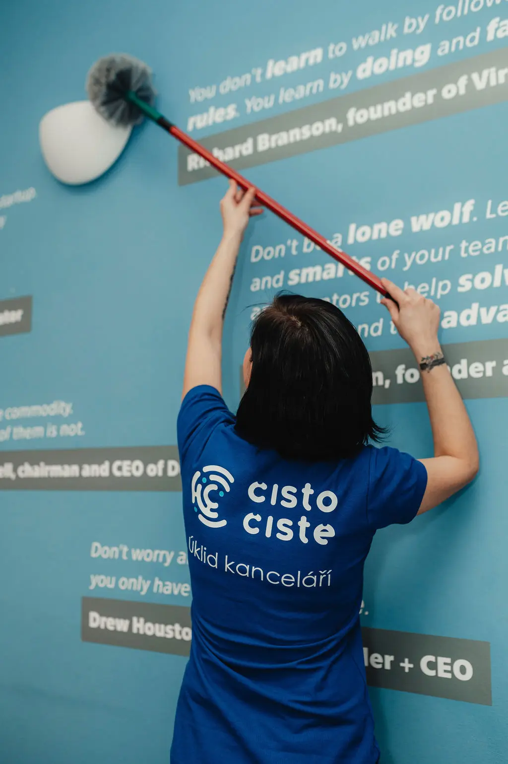 Spolehlivá uklízečka uklízí zasedací místnost kanceláře v Praze