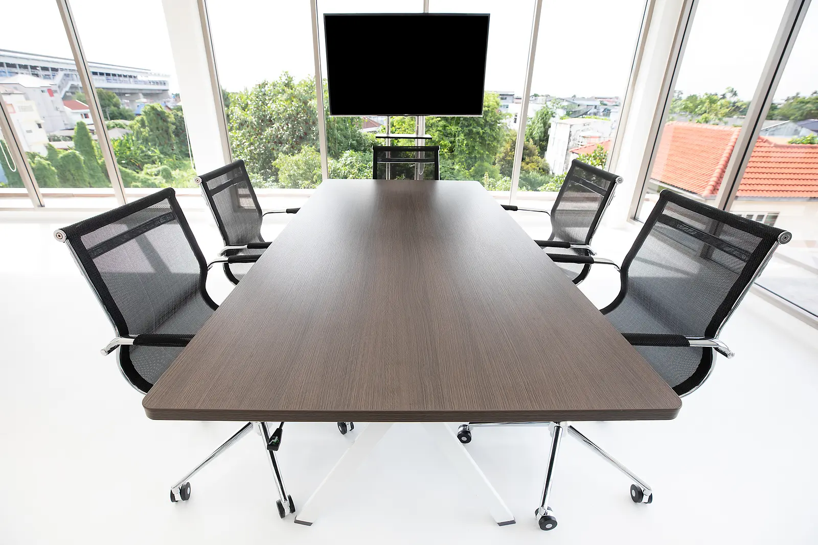 Profesionální uklízečka ČistoČistě uklidila zasedací místnost kanceláře v Praze